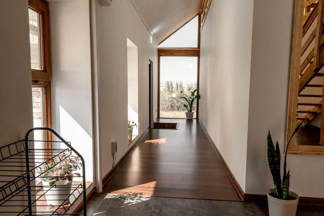 Modern Loft Lighthouse Hostel Karakol Luaran gambar